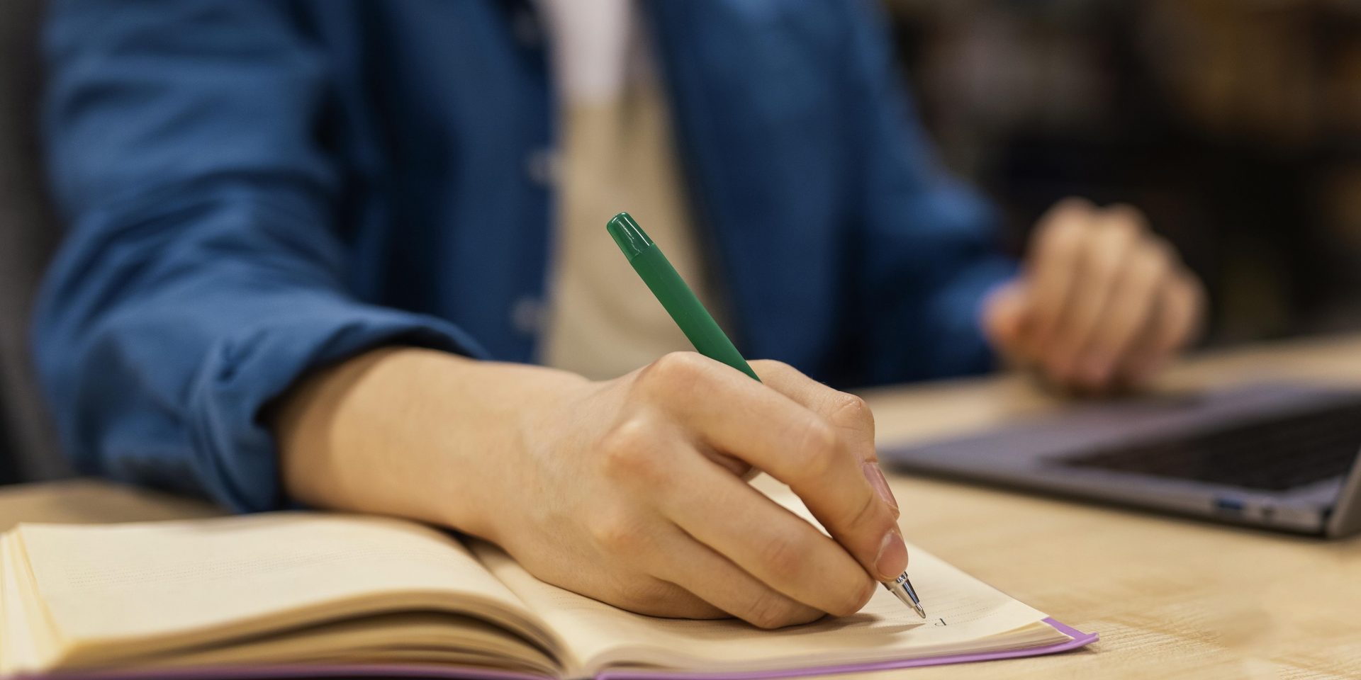 boy-studying-university-library come diventare traduttore
