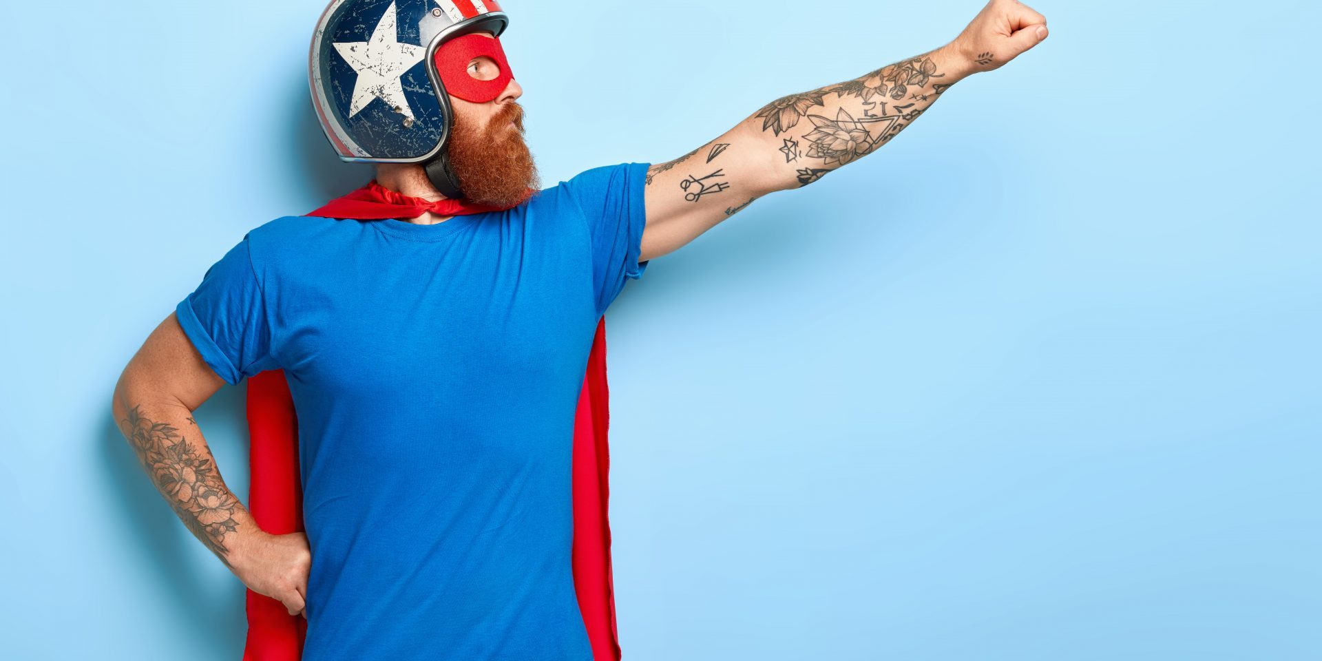 profile-shot-serious-bearded-man-makes-flying-gesture archetipi nel marketing