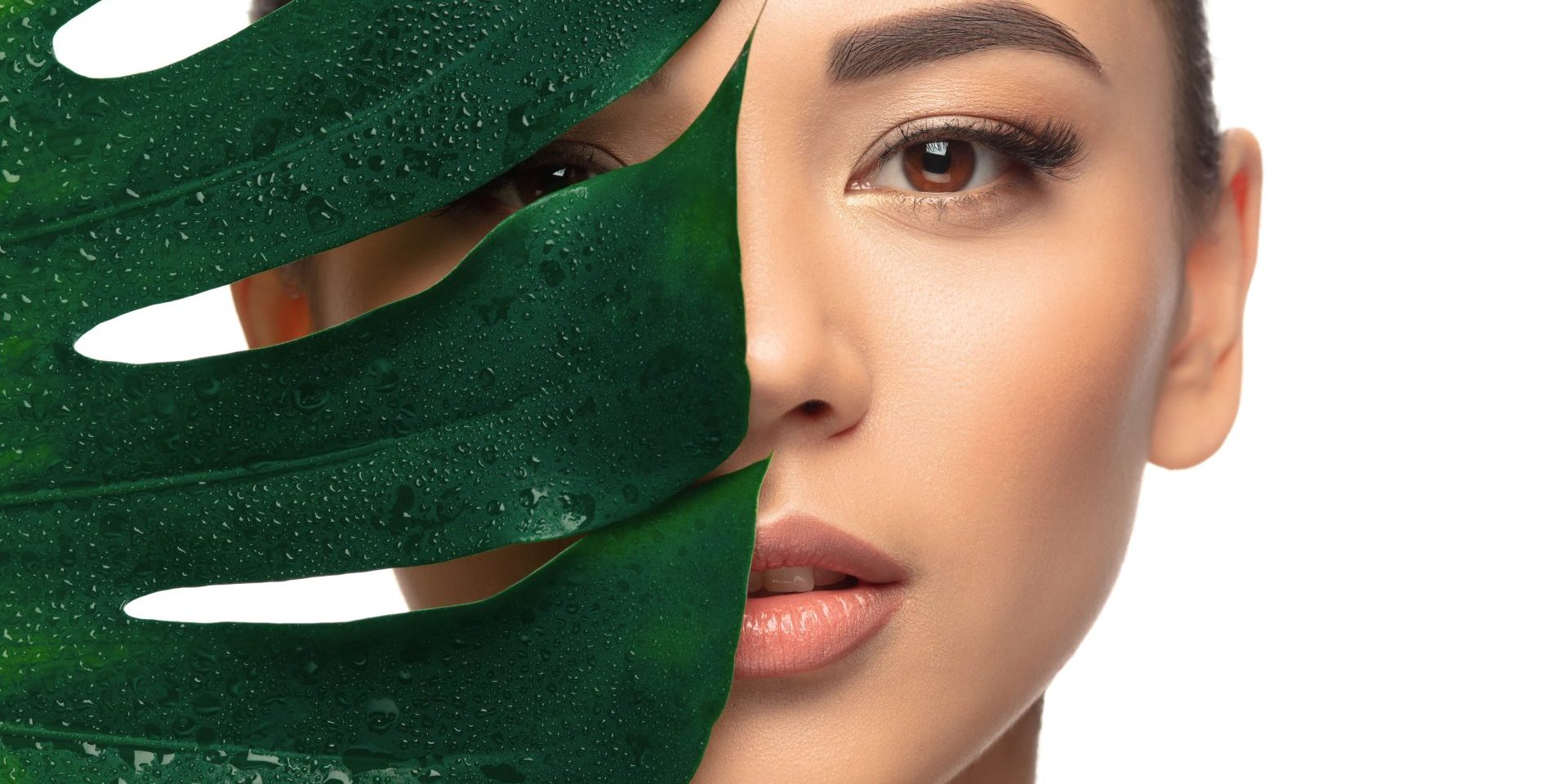 well-kept-portrait-beautiful-young-woman-white-studio-background-concept-cosmetics-makeup-natural-eco-treatment-skin-care-shiny-healthy-look-fashion-healthcare-copyspace-min traduzione per il settore cosmetico