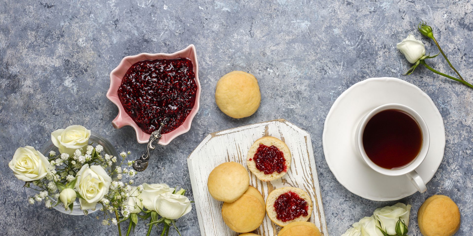 biscotti-deliziosi-fatti-in-casa-che-servono-con-marmellata-di-lamponi-vista-dall-alto tea time